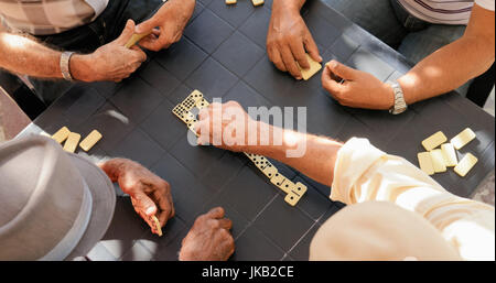 Rentner, Senioren und Freizeit. Alten Latino Männer Spaß haben und spielen Domino in Kuba. Erhöhte Ansicht. Stockfoto