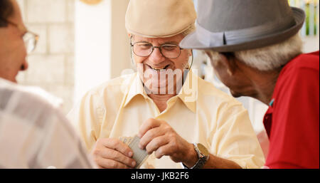 Glücklich aktive Rentner, alte spanische Freunde Spaß, Senioren Spielkarten zu Hause. Stockfoto