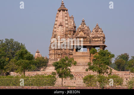 Antike Javari-Hindu-Tempel im Dorf von Khajuraho, Madhya Pradesh, Indien. 11. Jahrhundert n. Chr. Stockfoto