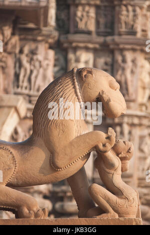 Skulpturen von mythischen Löwen und Frau bei der Kandariya Mahadeva Hindu Tempel in Khajuraho, Madhya Pradesh, Indien. 11. Jahrhundert n. Chr. Stockfoto