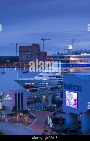 USA, Virginia, Norfolk, Nauticus Museum und Kreuzfahrt Schiff, Dusk, erhöht, Ansicht Stockfoto