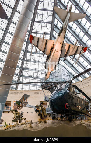 National Museum of the Marine Corps Diorama mit Sikorsky Hubschrauber und Harrier Senkrechtstarter-Jet, Dreieck, Virginia, USA Stockfoto