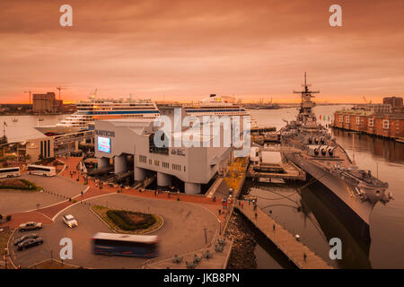 USA, Virginia, Norfolk, WW2-Ära Schlachtschiff USS Wisconsin, erhöhten Blick mit Nauticus Museum, Dämmerung Stockfoto