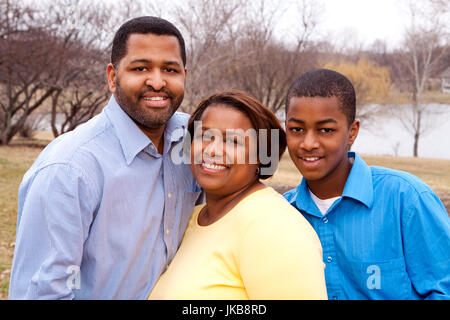 Glückliche afroamerikanische Familie lächelnd außerhalb Stockfoto