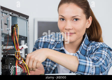 junge Frau Test Computer-Komponenten Stockfoto