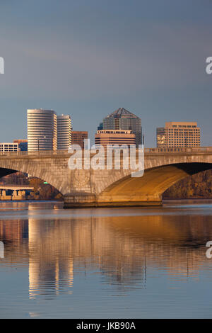 USA, Virginia, Rosslyn, Arlington Memorial Bridge, Potomac River und Rosslyn, dawn Stockfoto