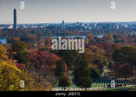 USA, Virginia, Arlington, Arlington Staatsangehörig-Kirchhof, erhöhten Blick in Richtung Washington Monument, U.S. Capitol und Washington DC Stockfoto