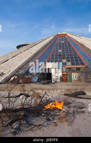 Albanien, Tirana, The Pyramid, ehemalige Grab von kommunistischer Führer Enver Hoxha, Dämmerung Stockfoto