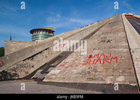 Albanien, Tirana, The Pyramid, ehemalige Grab von kommunistischer Führer Enver Hoxha, Dämmerung Stockfoto