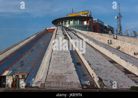 Albanien, Tirana, The Pyramid, ehemalige Grab von kommunistischer Führer Enver Hoxha, Dämmerung Stockfoto