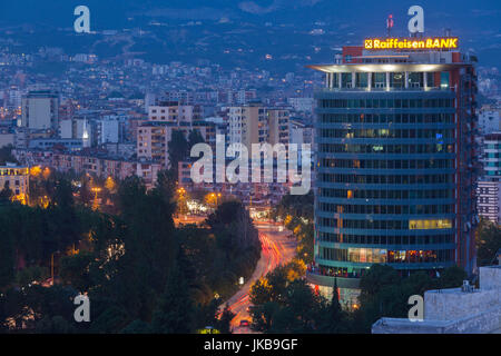 Albanien, Tirana, erhöhte Stadtansicht, Dämmerung Stockfoto