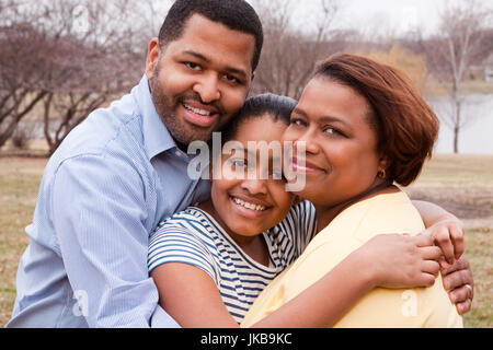 Glückliche afroamerikanische Familie lächelnd außerhalb Stockfoto