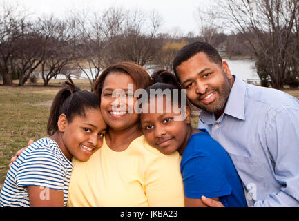 Glückliche afroamerikanische Familie lächelnd außerhalb Stockfoto