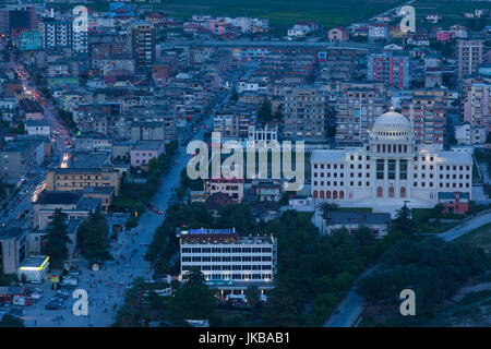 Albanien, Berat, Berat Universitätsgebäude, erhöhte Ansicht, Sonnenuntergang Stockfoto