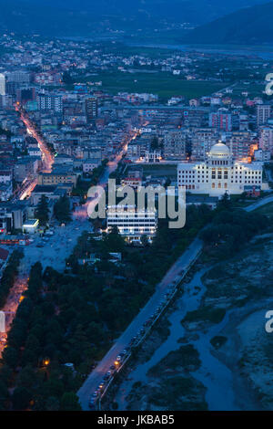 Albanien, Berat, Berat Universitätsgebäude, erhöhte Ansicht, Sonnenuntergang Stockfoto