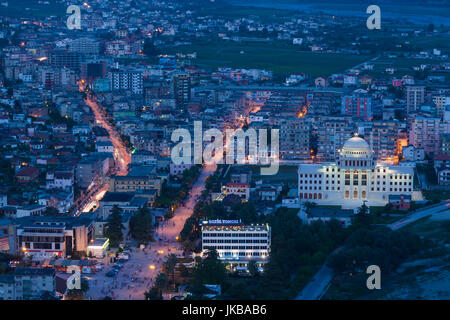 Albanien, Berat, Berat Universitätsgebäude, erhöhte Ansicht, Sonnenuntergang Stockfoto