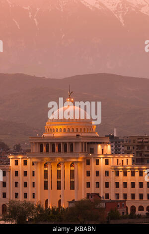 Albanien, Berat, Berat Universitätsgebäude, erhöhten Blick, Morgendämmerung Stockfoto