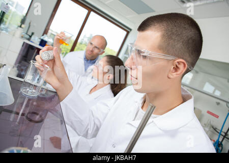 Wissenschaftler forschen in einem Labor Stockfoto