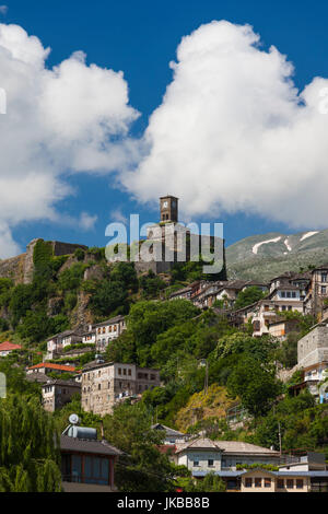 Albanien, Gjirokastra, erhöhten Blick auf Stadt und Burg Stockfoto