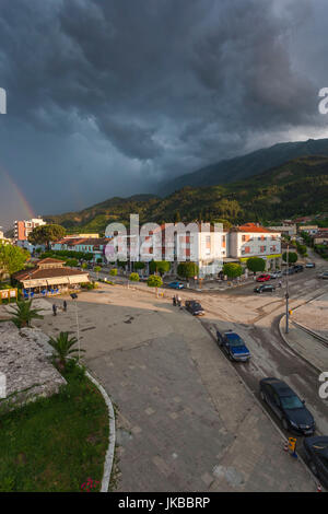 Albanien, Permet, Abdul Frasheri Quadrat mit Regenbogen Stockfoto
