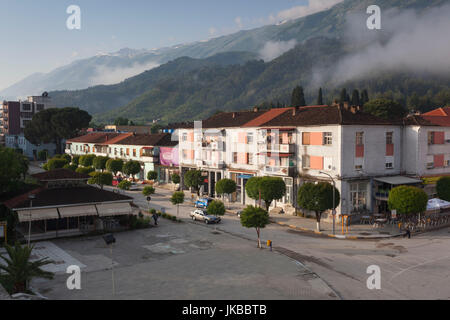 Albanien, Permet, Abdul Frasheri Square, Morgendämmerung Stockfoto