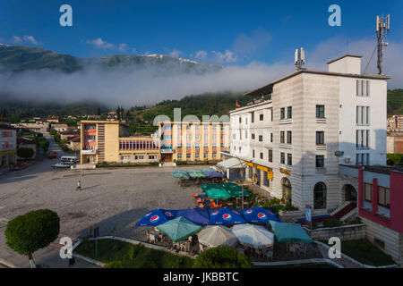 Albanien, Permet, Abdul Frasheri Square, Morgendämmerung Stockfoto