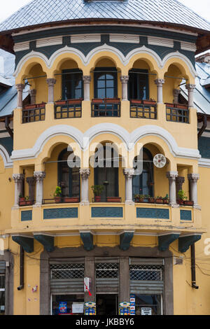 Albanien, Korca, Boulevard Shen Gjergji, reich verzierte Gebäude Stockfoto