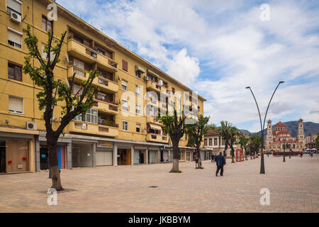 Albanien, Korca, Boulevard Shen Gjergji, Appartementhaus und orthodoxe Kathedrale Stockfoto