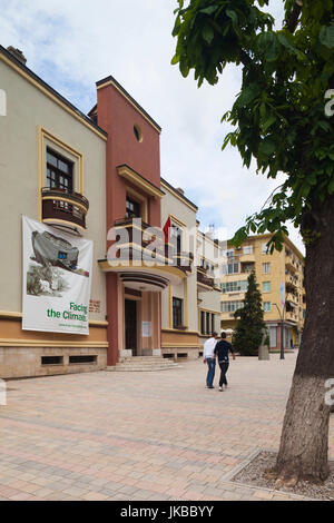 Albanien, Korca, Boulevard Shen Gjergji, Stadttheater Stockfoto