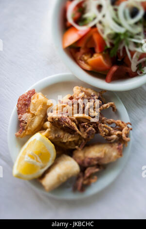 Griechenland, OstMazedonien und Thrace Region, Kavala, griechischen Salat mit gebratenen calamari Stockfoto