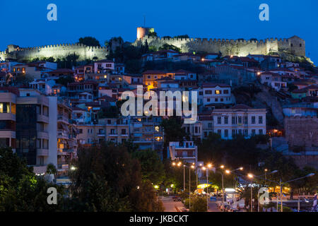 Griechenland, OstMazedonien und Thrace Region, Kavala, erhöhten Blick auf Altstadt und Festung Kastro, Dämmerung Stockfoto