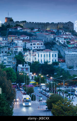 Griechenland, OstMazedonien und Thrace Region, Kavala, erhöhten Blick auf Altstadt und Festung Kastro, Dämmerung Stockfoto