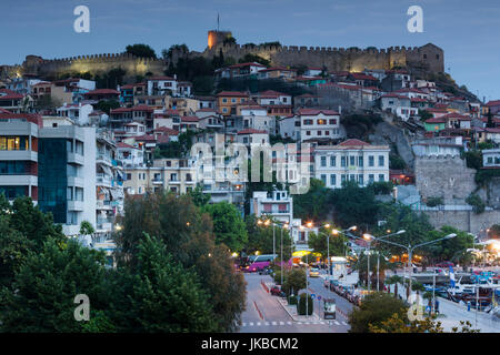 Griechenland, OstMazedonien und Thrace Region, Kavala, erhöhten Blick auf Altstadt und Festung Kastro, Dämmerung Stockfoto