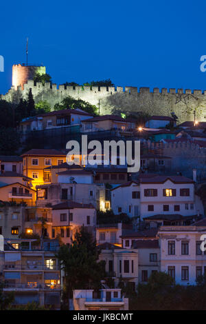 Griechenland, OstMazedonien und Thrace Region, Kavala, erhöhten Blick auf Altstadt und Festung Kastro, Dämmerung Stockfoto