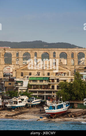 Griechenland, OstMazedonien und Thrace Region, Kavala, erhöhte Stadtansicht mit Kamares-Aquädukt in 1530 von Suleiman dem prächtigen Morgen Stockfoto