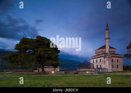 Griechenland, Region Epirus, Ioannina, Its Kale innere Zitadelle, das Grab von Ali Pasha und die Fetiye Cami Moschee am Abend Stockfoto