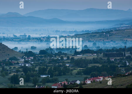 Griechenland, Region Epirus, Ioannina, erhöhten Latiums Ansicht der Vororte, Morgendämmerung Stockfoto