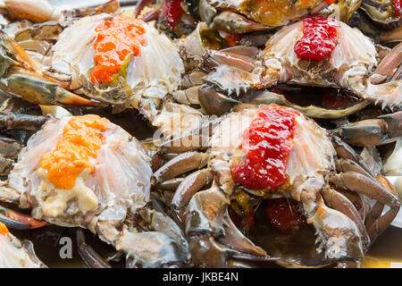 Blaue Krabben mit Chillli Sauce für Verkauf Streetfood Kreditor, Chinatown, Bangkok, Thailand Stockfoto