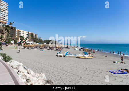 Carihuela Strand, Torremolinos, Spanien an einem heißen, sonnigen Tag. Stockfoto