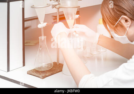 Wissenschaftler im Labor arbeiten, Proben, Wissenschaft-Technologie-Konzept Stockfoto