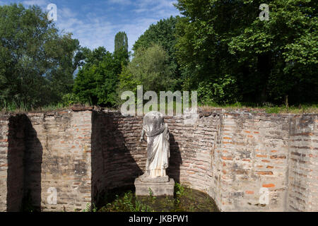 Griechenland, Mazedonien Zentralregion, Dion, antike Dion, Ruinen der Stadt vom 4. Jahrhundert v. Chr., kopflose Statue am Heiligtum der Isis Stockfoto