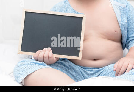 fettleibige Dicke hält leere Tafel für Eingabetext, gesundes Konzept Stockfoto