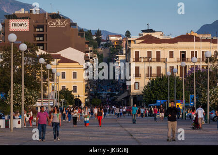 Griechenland, Peloponnes Region, Patra, Fußgänger auf Agios Nikolaos Street Pier, Sonnenuntergang Stockfoto