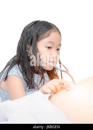 niedliche Mädchen mit Stethoskop Check Magen Mutter isoliert auf weißem Hintergrund Stockfoto