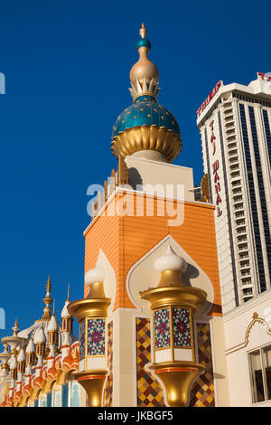 USA, New Jersey, Atlantic City, Promenade und Trump Taj Mahal Hotel und Casino, dawn Stockfoto