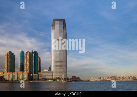 USA, New Jersey, Jersey City, Hafen und Goldman Sachs Turm, am späten Nachmittag Stockfoto