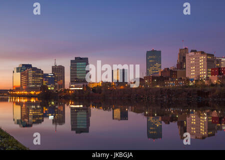 USA, New Jersey, Newark, Skyline der Stadt vom Passaic River, Morgendämmerung Stockfoto
