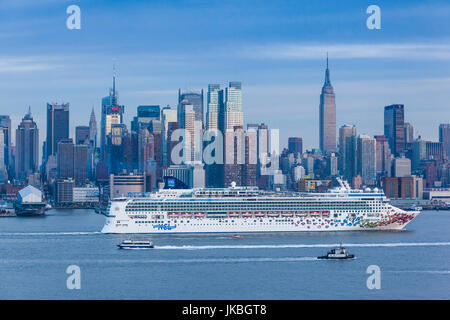 USA, New York, New York City, erhöhten Blick auf Midtown Manhattan von Weehawken New Jersey mit Kreuzfahrtschiff, Dämmerung Stockfoto