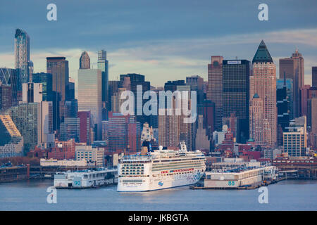 USA, New York, New York City, erhöhten Blick auf Midtown Manhattan von Weehawken New Jersey mit Kreuzfahrtschiff, Dämmerung Stockfoto