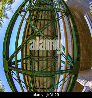 Balken einer wilden Brücke mit einem fisheye-Objektiv aufgenommen Stockfoto